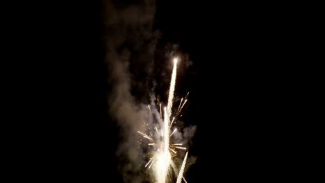fuegos artificiales contra el cielo negro por la noche 4k