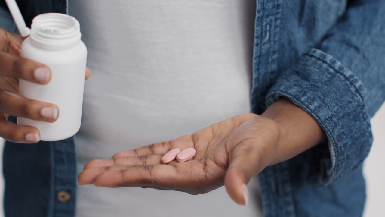 mujer tomando pastillas