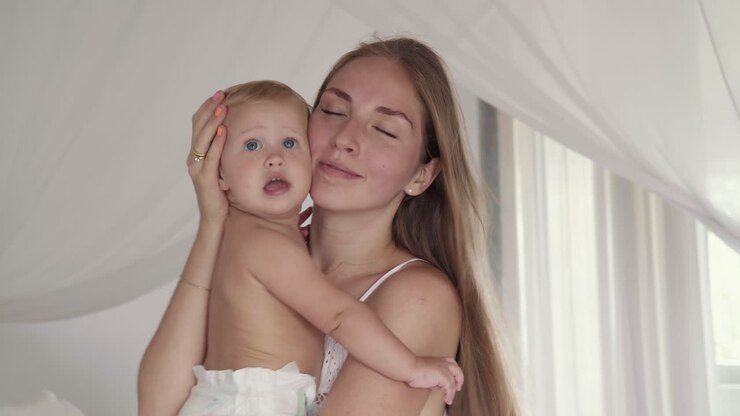 una madre amorevole che bacia il suo bambino