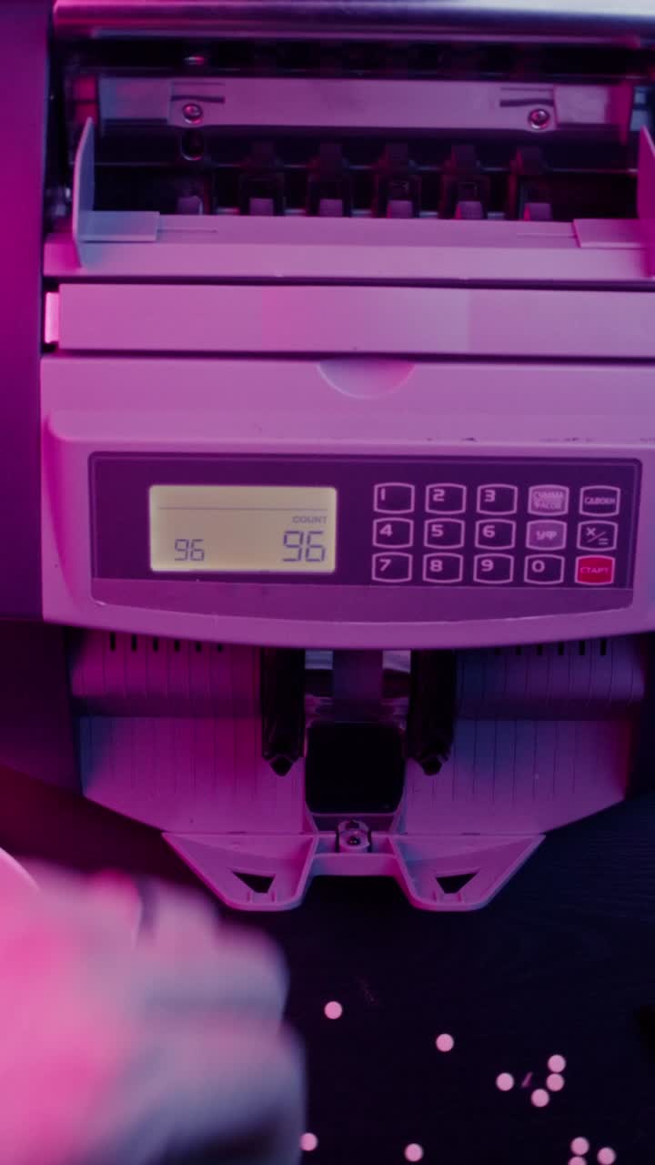 contar dinero con una máquina