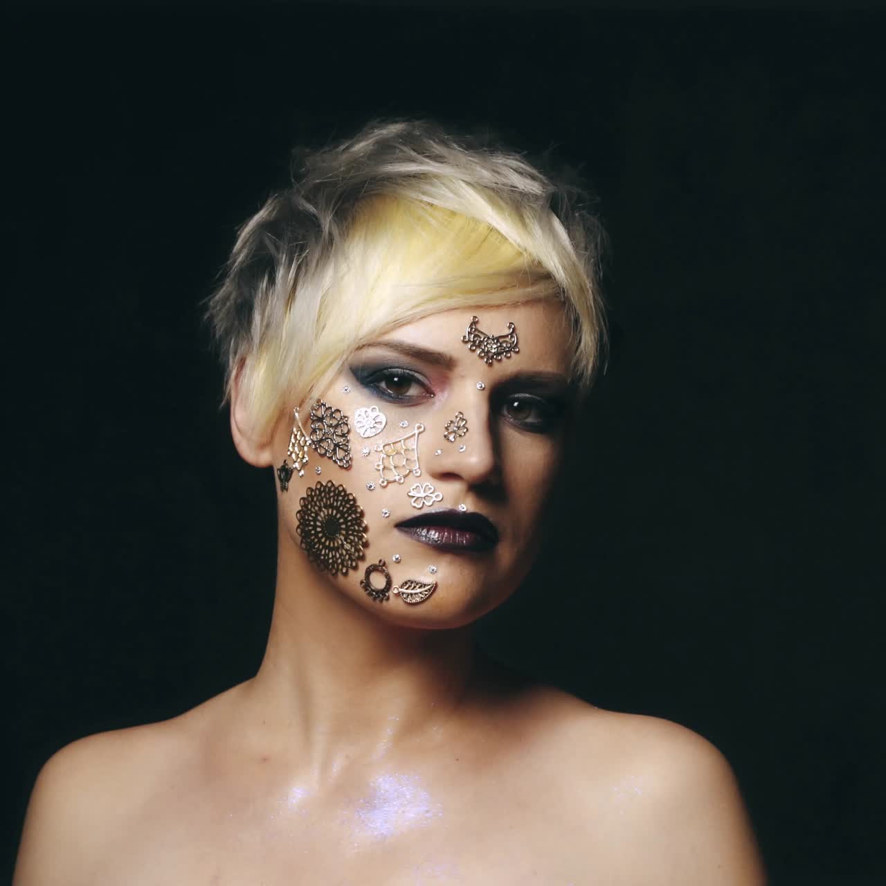 una mujer glamurosa con maquillaje brillante.