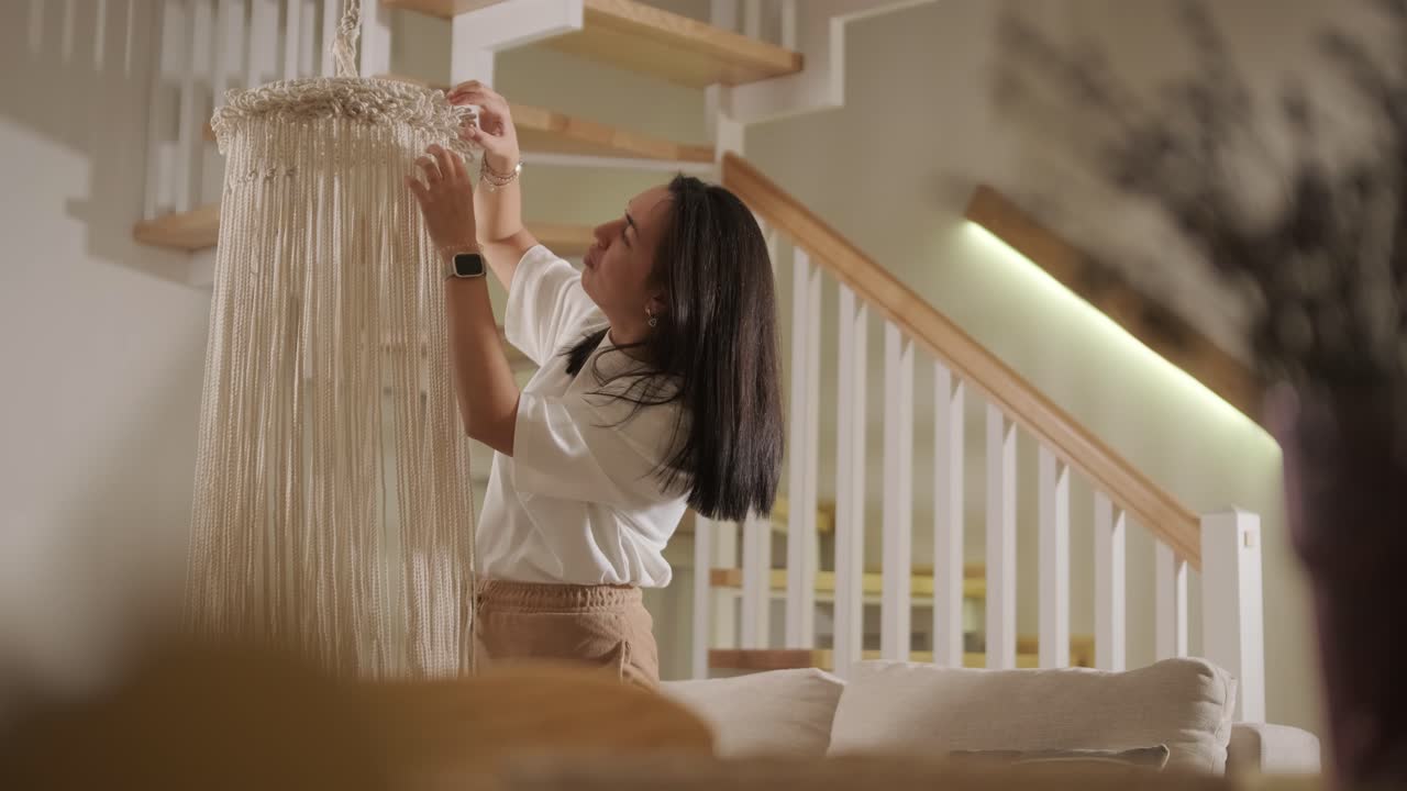 집에서 마크라메를 뜨개질하는 취미. 여성의 손은 두꺼운 가닥으로 장식을 뜨개진다.
