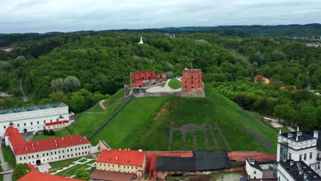 Vista-Aérea-De-La-Colina-De-Gediminas-Y-El-Castillo-De-La-Torre-Con-Fondo-De-árboles-Densos-En-Vilnius,-Lituania