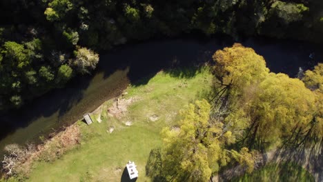 Camping-En-El-Bosque-Nativo-De-Nueva-Zelanda-4k-Drone-Shot