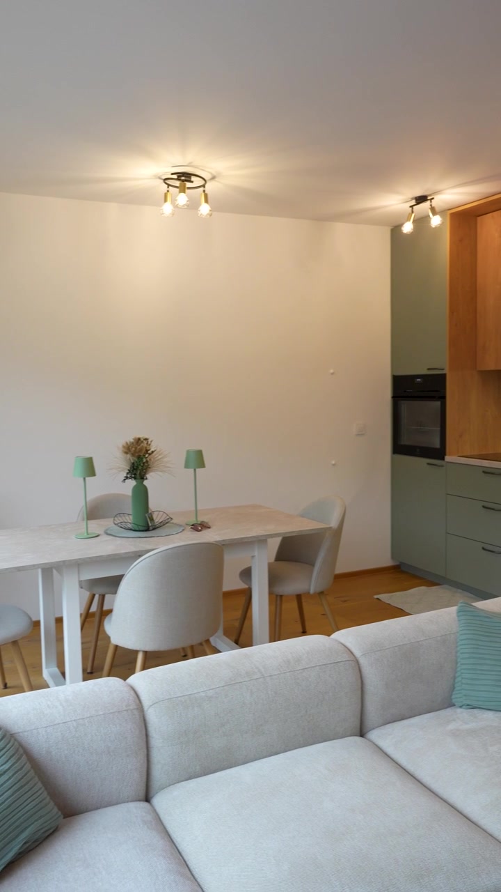 Interno accogliente e moderno di casa vacanze con un comodo divano in un soggiorno contemporaneo con arredi puliti. Ripresa verticale, panoramica