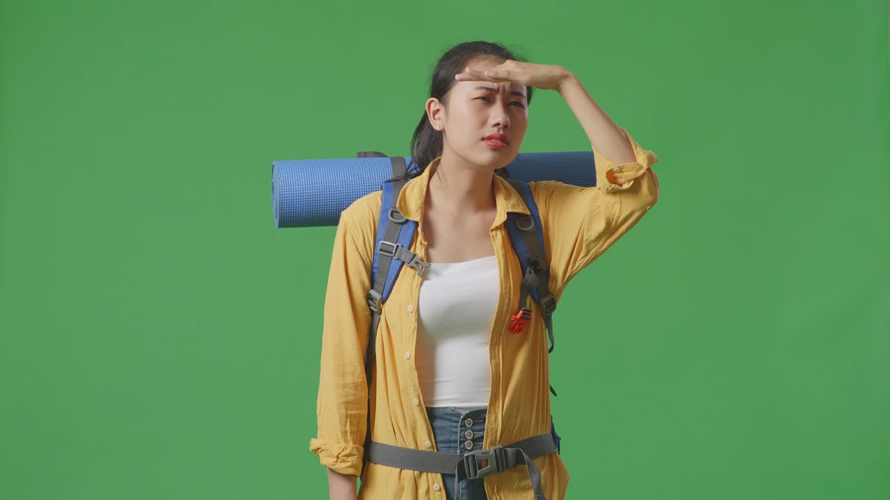 배을 들고 있는 젊은 여성 여행자, 쳐다보고