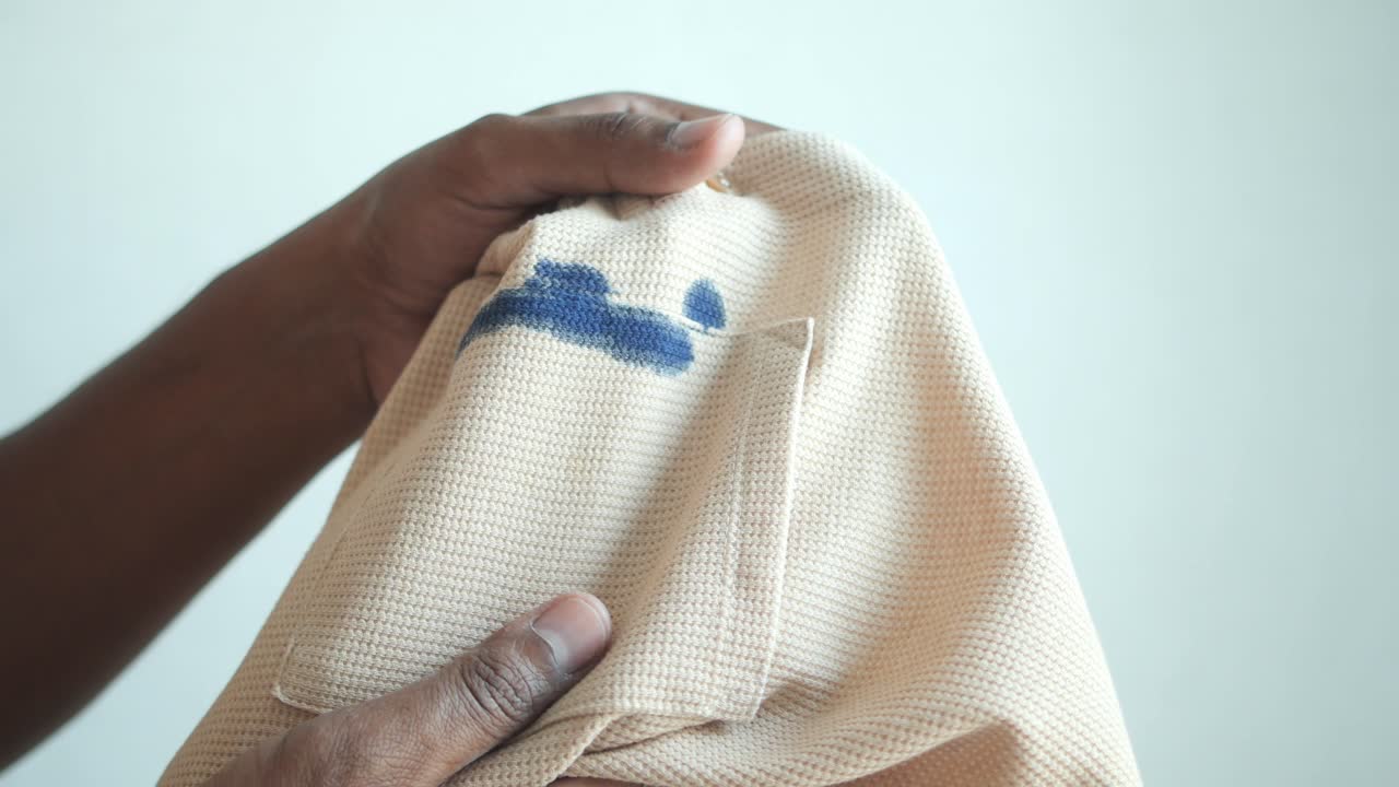mancha en la ropa de color beige