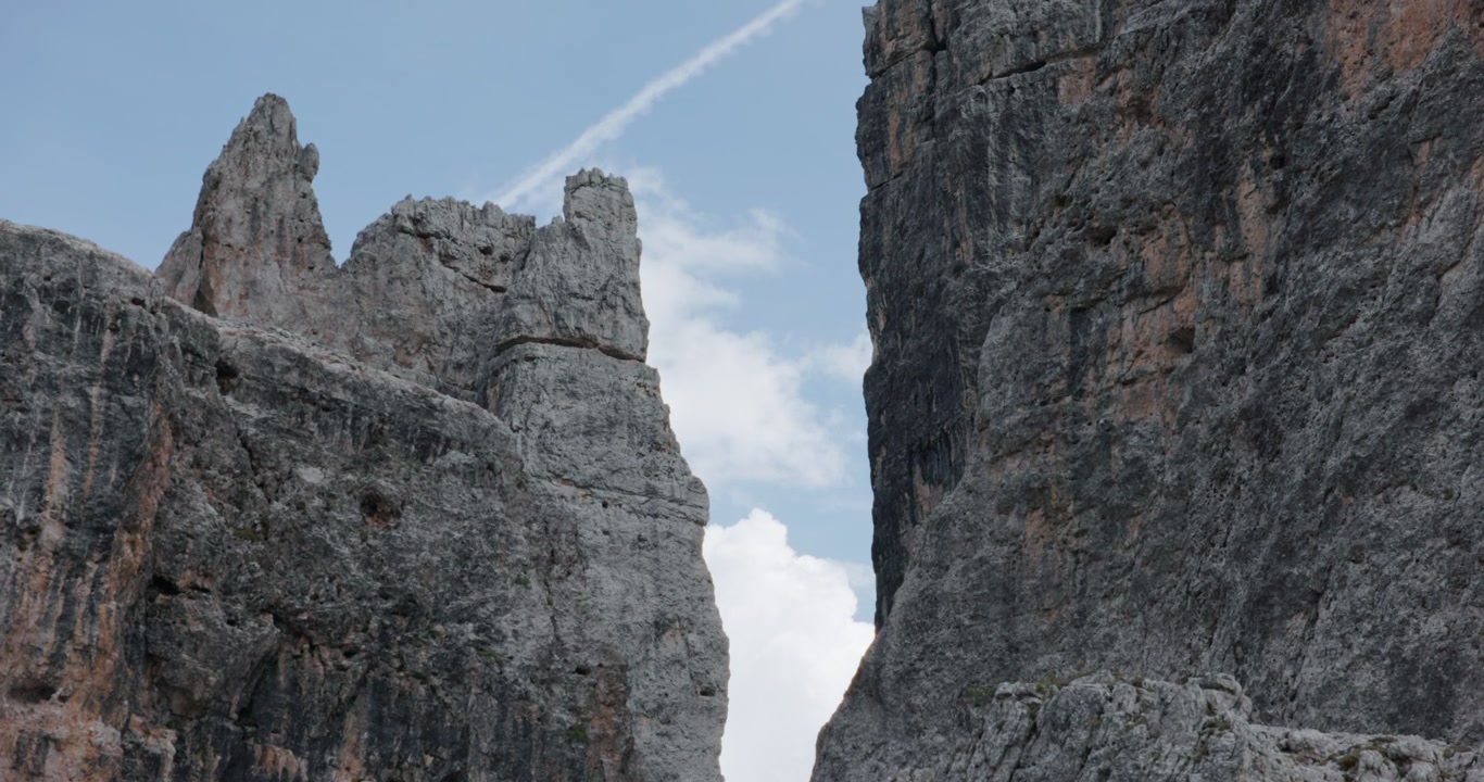 Gola verticale con fessura nella roccia tra formazioni calcaree alle Cinque Torri vicino a Cortina d'Ampezzo nelle Dolomiti, Italia. Scatto statico
