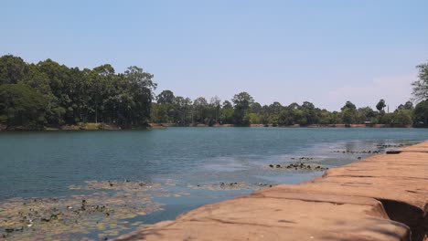 Foso-Que-Rodea-El-Histórico-Complejo-Angor-Wat-En-Camboya