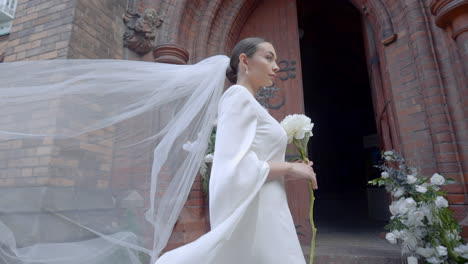 la novia caminando hacia la iglesia