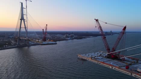 vista aérea de la construcción del puente internacional gordie howe al crepúsculo