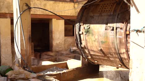 una vieja máquina usada para cuidar el cuero en marruecos