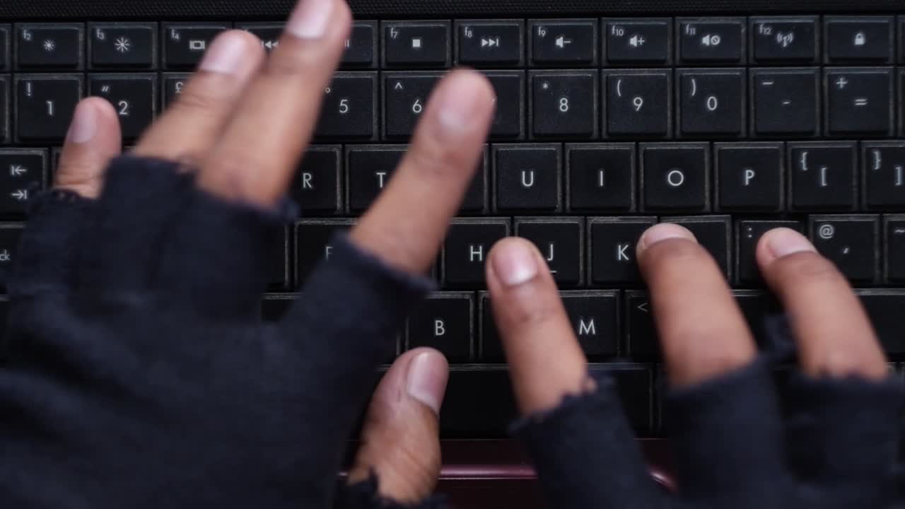 las manos escribiendo en un teclado