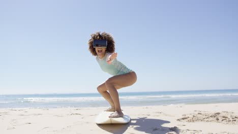 mujer con gafas de realidad virtual en la playa