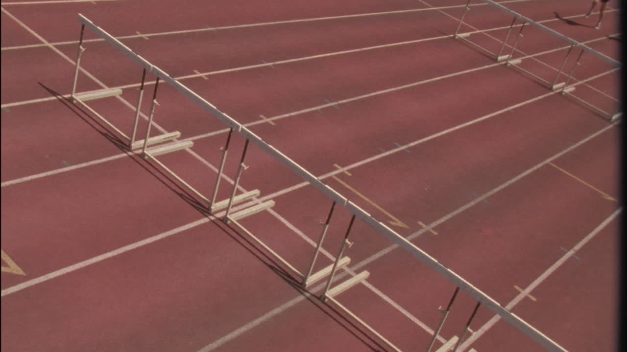 un grupo de corredores salta obstáculos