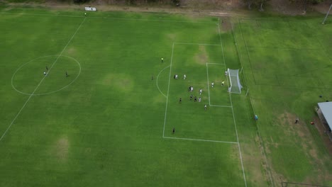 Toma-Orbital-De-Un-Partido-De-Fútbol-Amateur-Con-Tiro-De-Esquina,-Ciudad-De-Perth,-Australia-Occidental