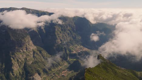 Drohnenflug-über-Die-Berge-Auf-Madeira,-Portugal