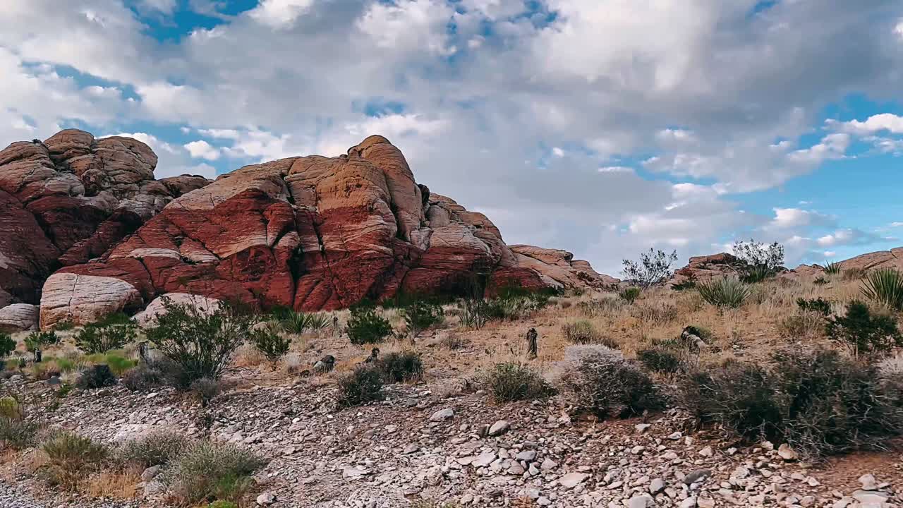 paisaje desértico con formaciones rocosas rojas
