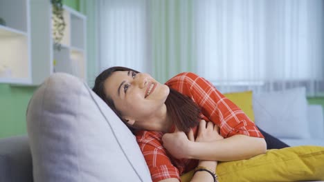 mujer joven enamorada sintiéndose feliz y en paz.