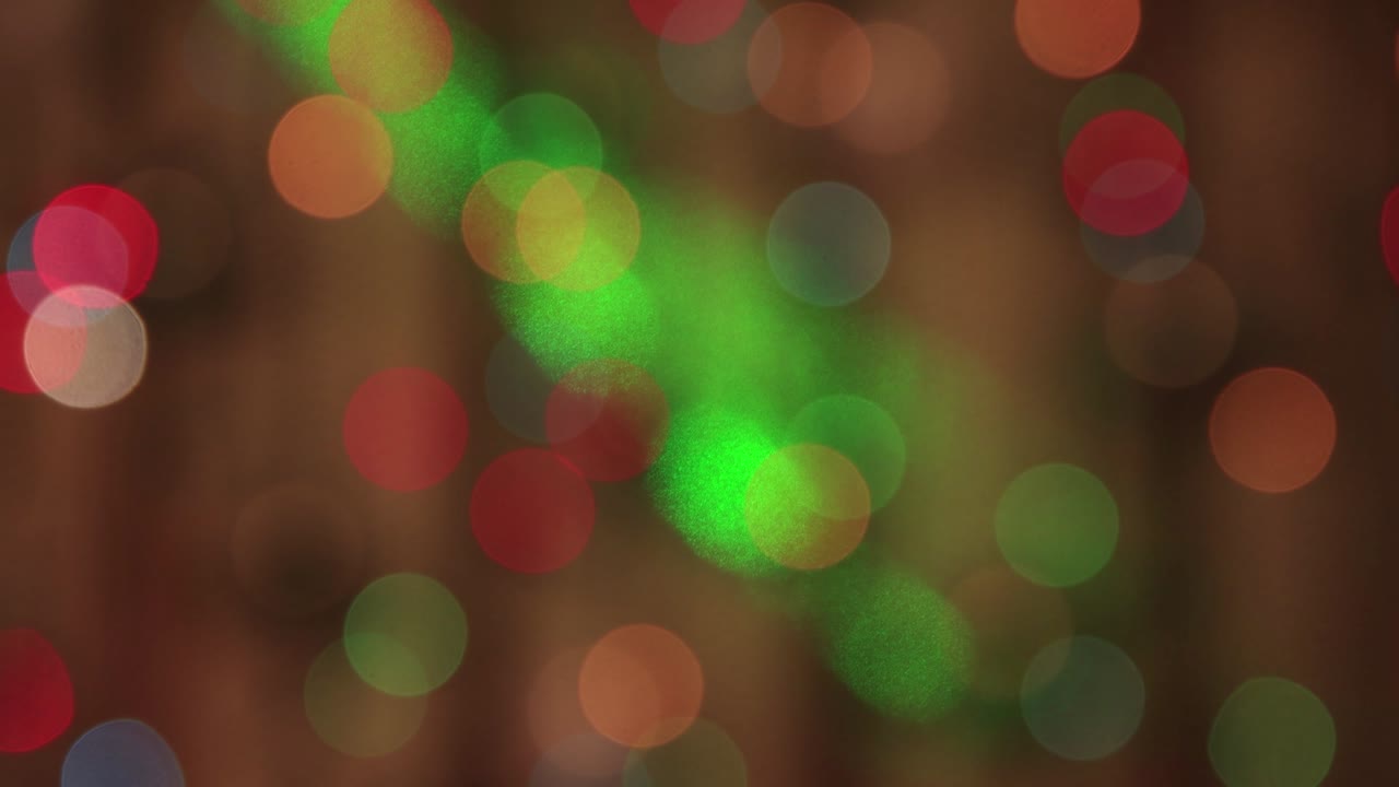 delicadas luces multicolores en la oscuridad y un lento haz verde.