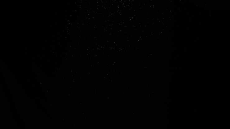 staub, der in der luft auf schwarzem hintergrund schwimmt 02