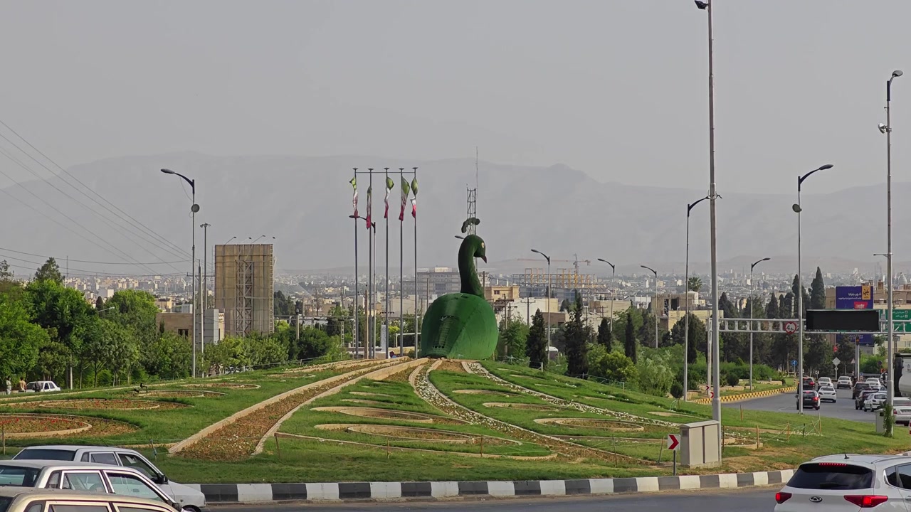 Statua di pavone in una rotonda a Teheran