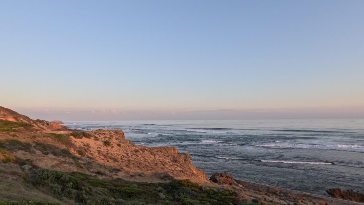 해가 지면 바위에 부히는 파도