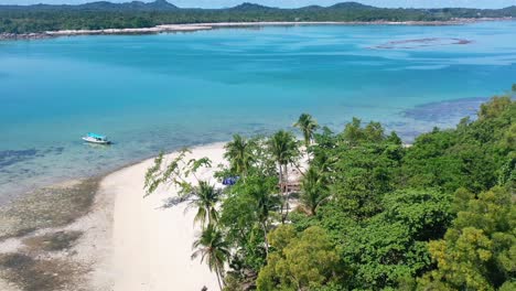 Antenne-Des-Bootes,-Das-Im-Türkisfarbenen-Wasser-Am-Tropischen-Strand-Der-Weißen-Sandinsel-In-Belitung,-Indonesien,-Verankert-Ist