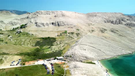 Insel-Pag-Von-Oben-Mit-Grünem-Tal-Und-Grünblauem-Meer