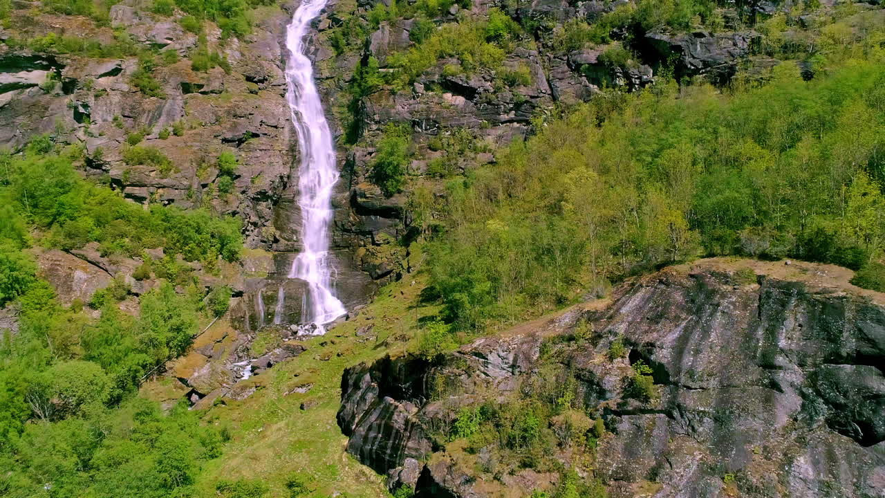 cascada en un acantilado en un bosque de montaña - vista aérea