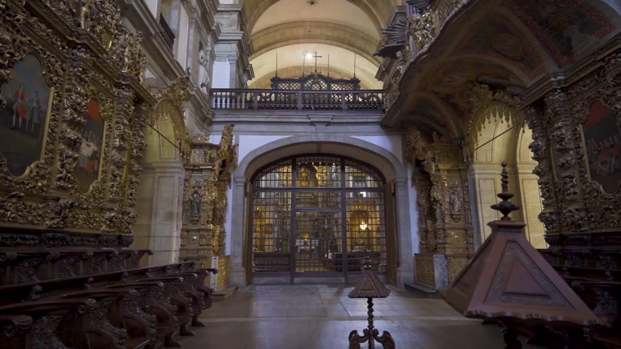 una vista interior de un monasterio portugués, llamado'monasterio de santa mafalda de arouca' que contiene un museo de arte sagrado en su interior, ubicado en arouca