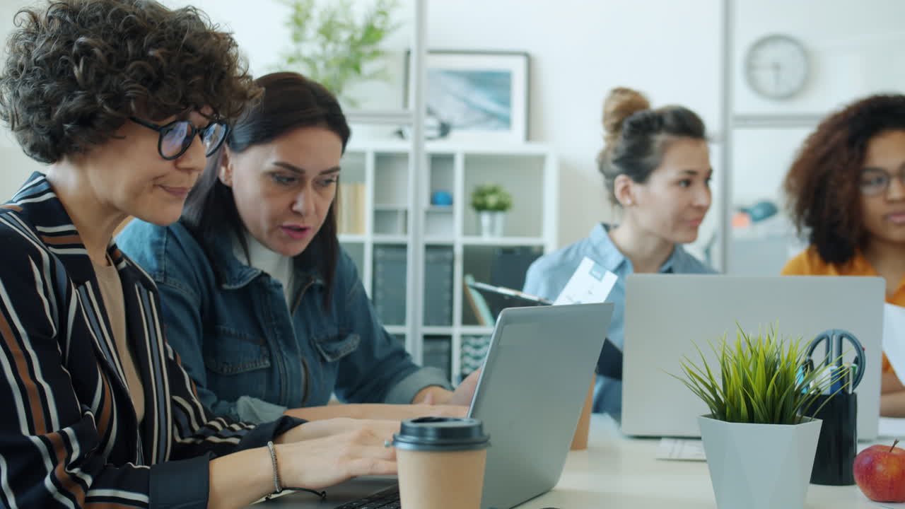 mujeres de negocios en una reunión