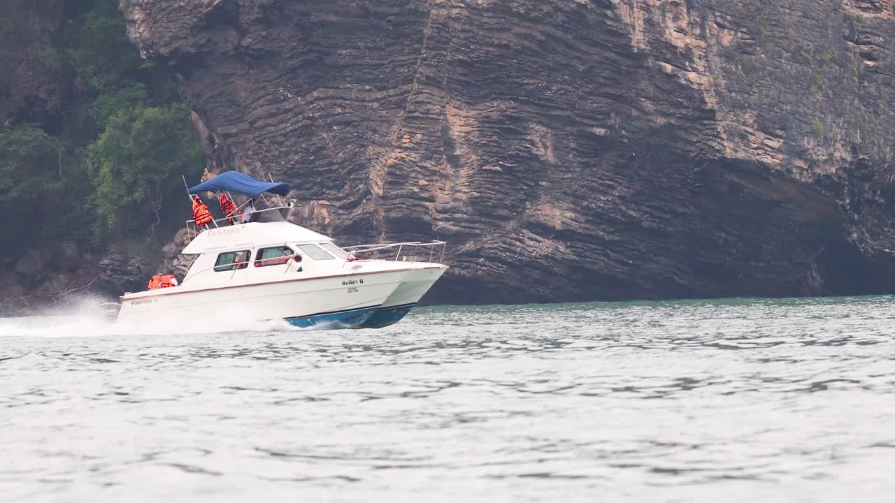 una lancha rápida cruzando los pintorescos acantilados de krabi