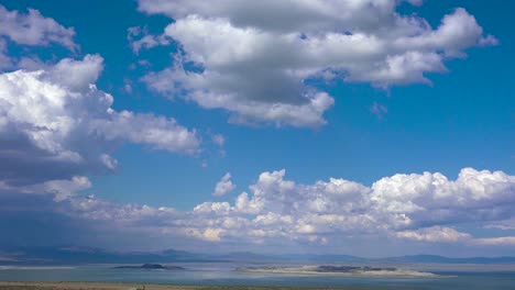 schöner zeitraffer von wolken, die sich über den mono lake kalifornien bewegen