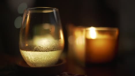 Vaso-De-Vino-Blanco-Retroiluminado-Con-Velas-Perfumadas-Aromáticas-Ardiendo-En-El-Fondo-Por-La-Noche