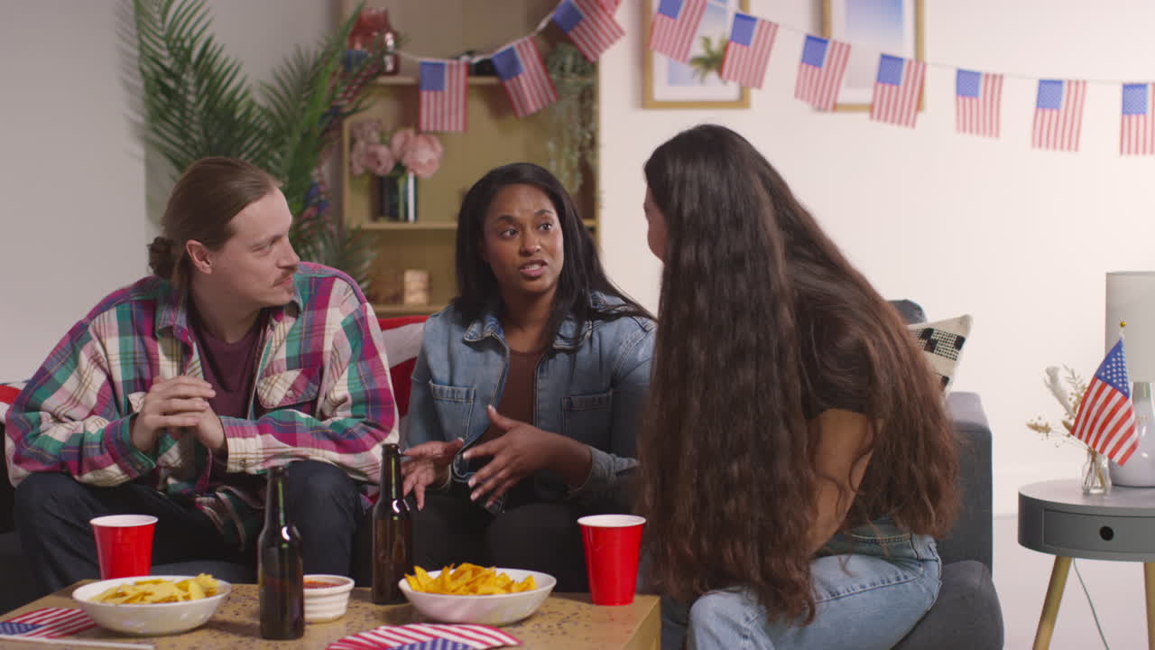 amigos en casa celebrando con la fiesta por el día de la independencia de estados unidos 4 de julio hablando y bebiendo 9