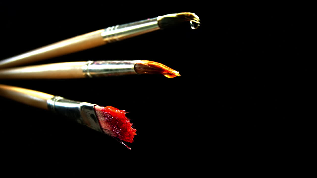 페인트가 떨어지는 페인트 브러시