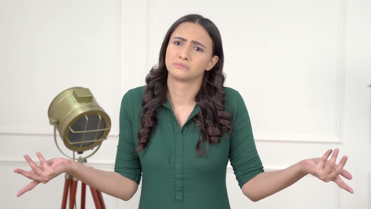 una chica india inocente haciendo preguntas.