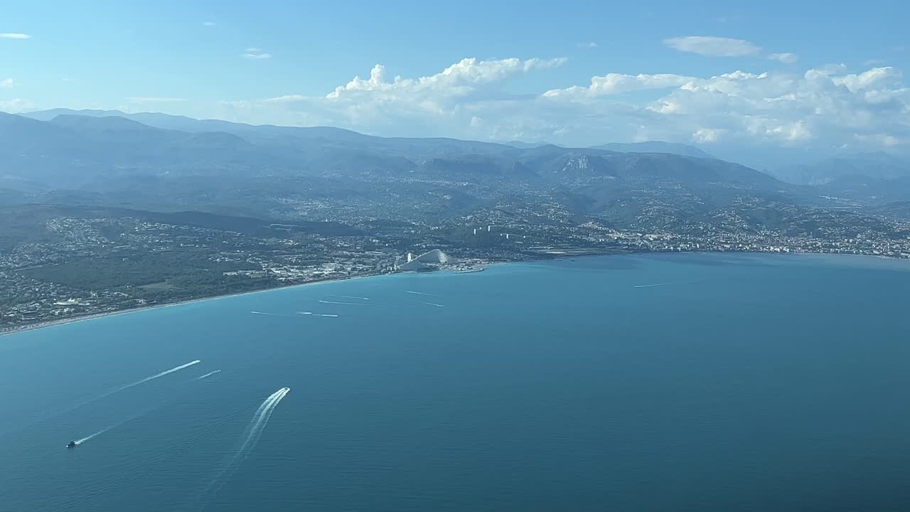 비행기 객실 에서 촬영 된  ⁇ 시 시 근처 의 프랑스 리비에라 의 독특 한 파노라마 전망