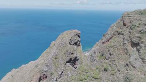 ciudad costera de la parroquia civil de paul do mar con un paisaje marino azul tranquilo en verano en madeira, portugal
