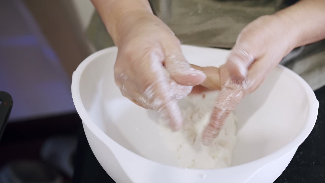 아시아인 손으로 밀가루에 반죽 공을 는 태국 전통 스타일의 코코 공 플링을 사용하는 전통적인 레시피를 사용하여 을 준비합니다.