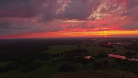 Vista-De-Drones-Al-Atardecer-De-La-Hora-Dorada-Del-Colorido-Cielo-Nublado