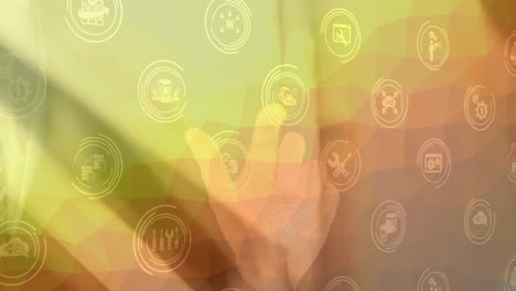 múltiples iconos digitales flotando contra la mano tocando la pantalla invisible contra el fondo de gradiente
