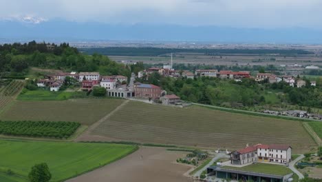 Malerischer-Traditioneller-Camino,-Eine-Gemeinde-In-Der-Provinz-Alessandria,-Region-Piemont,-Italien