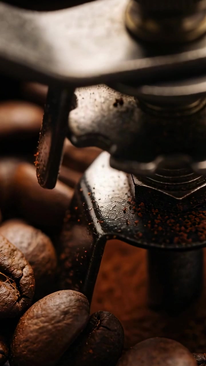 Vídeo vertical: Motor ligando, rebarba de metal moendo grãos no balcão, liberando pó para café