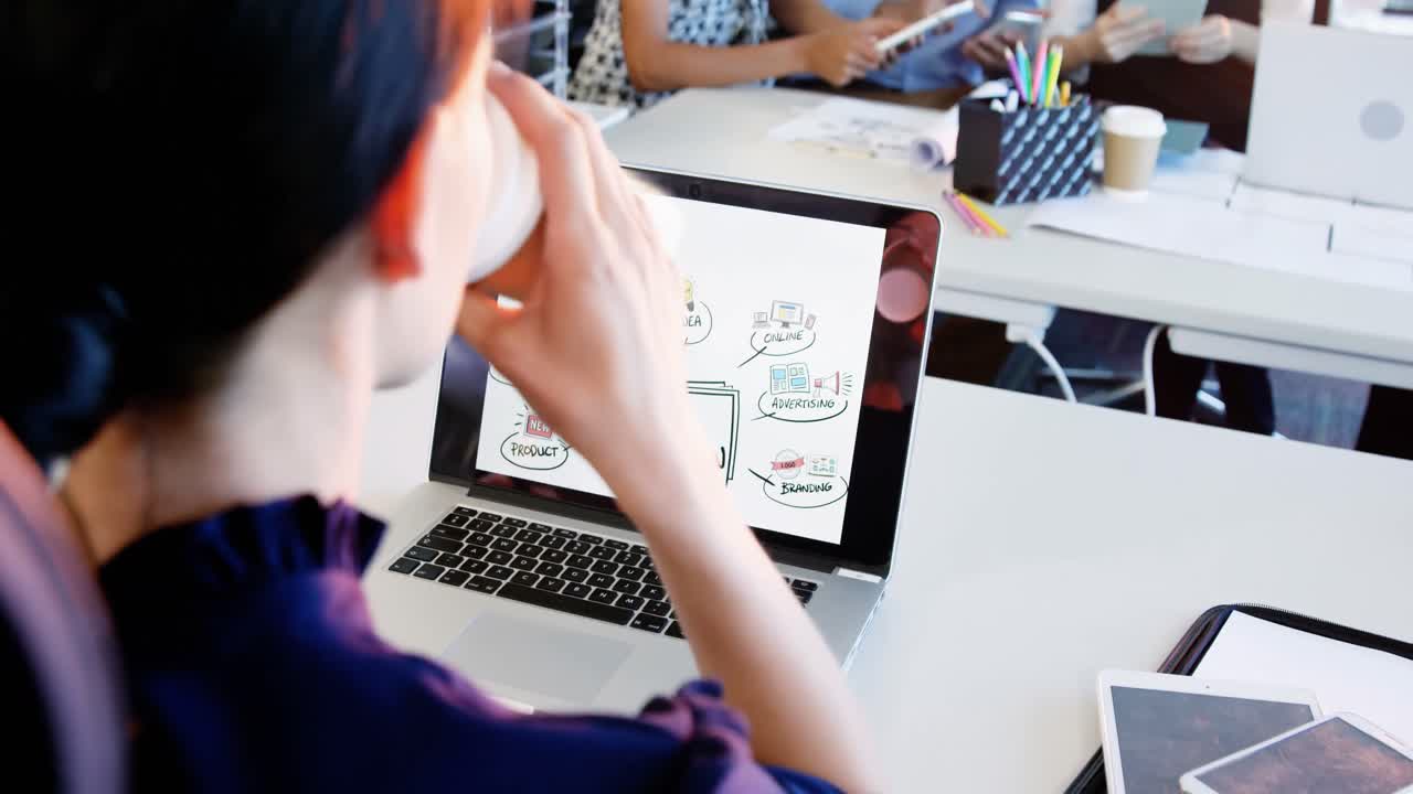 노트북에서 일하는 동안 커피를 마시는 여성 임원