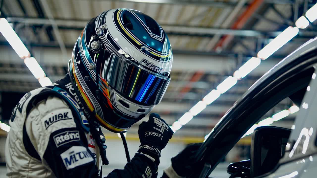 conductor de coches de carreras preparándose para la competencia