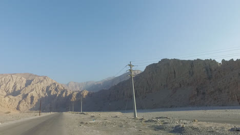 Tiro-De-La-Cordillera-Y-La-Carretera-Del-Desierto-Desde-El-Coche