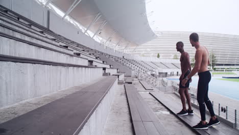 hombres haciendo ejercicio en el estadio