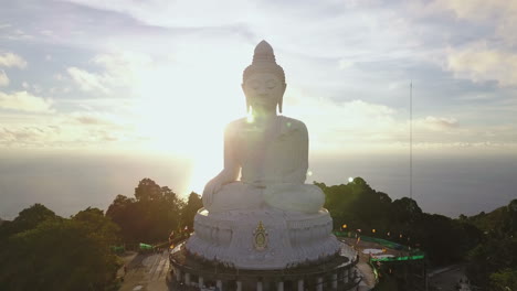 Vista-Aérea-Del-Gran-Buda-En-Phuket,-Tailandia